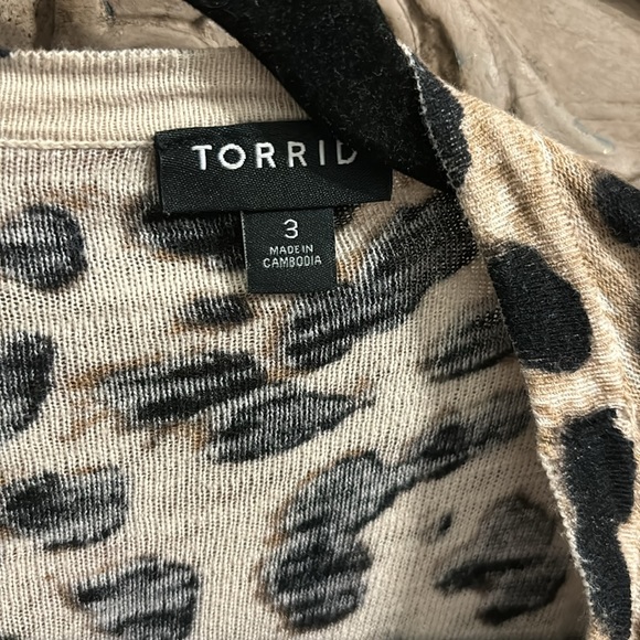 Torrid size 3. ๐๐๐พ. Leopard print lightweight long thin button down cardigan - Picture 3 of 5